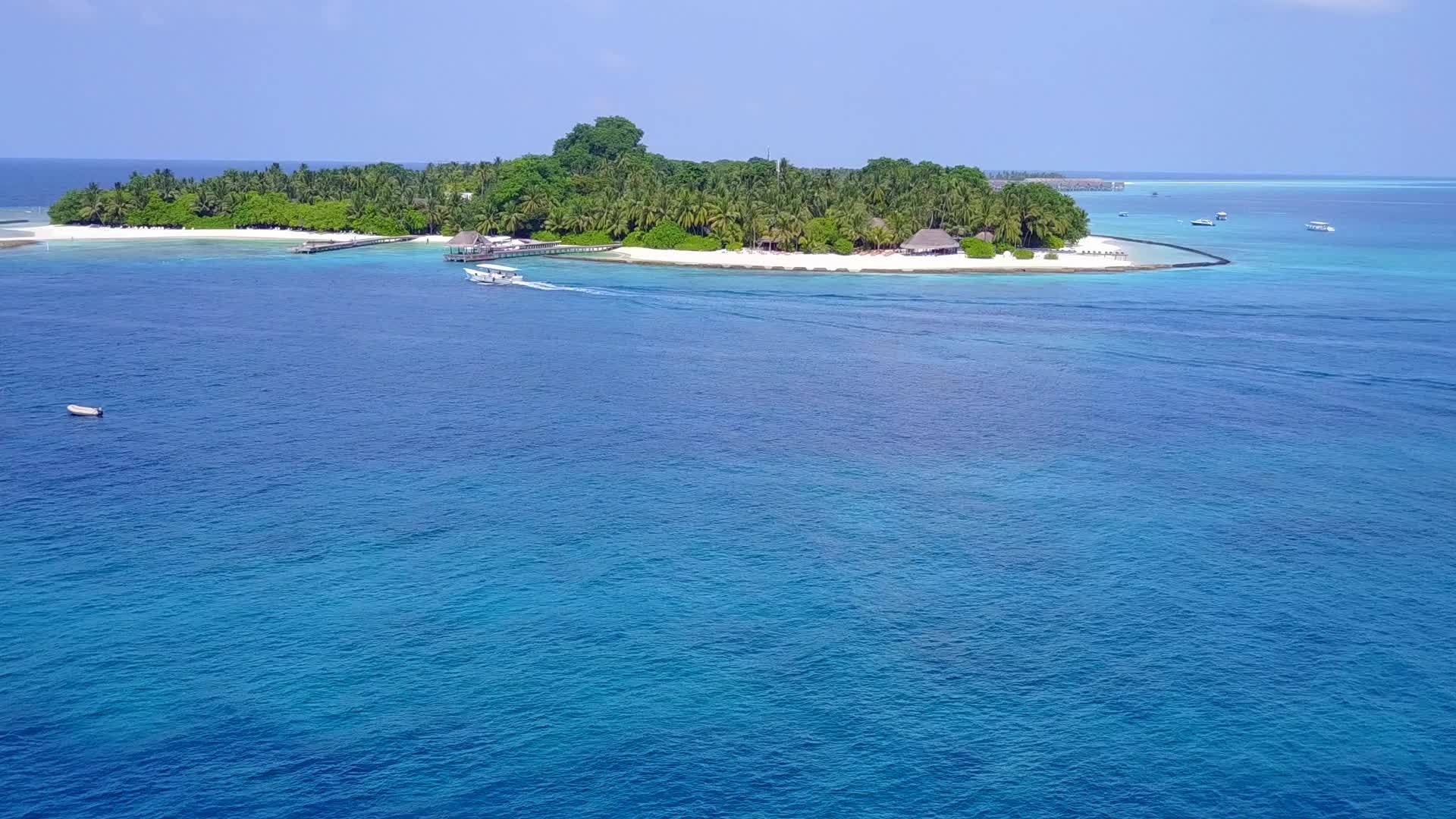 热带海平面的宽角天空在海滩附近背景是白色的沙滩背景视频的预览图