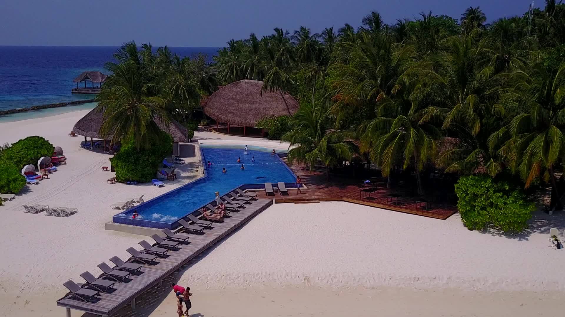 热带岛屿海滩冒险以蓝环礁湖和日出后干净的海滩为背景视频的预览图
