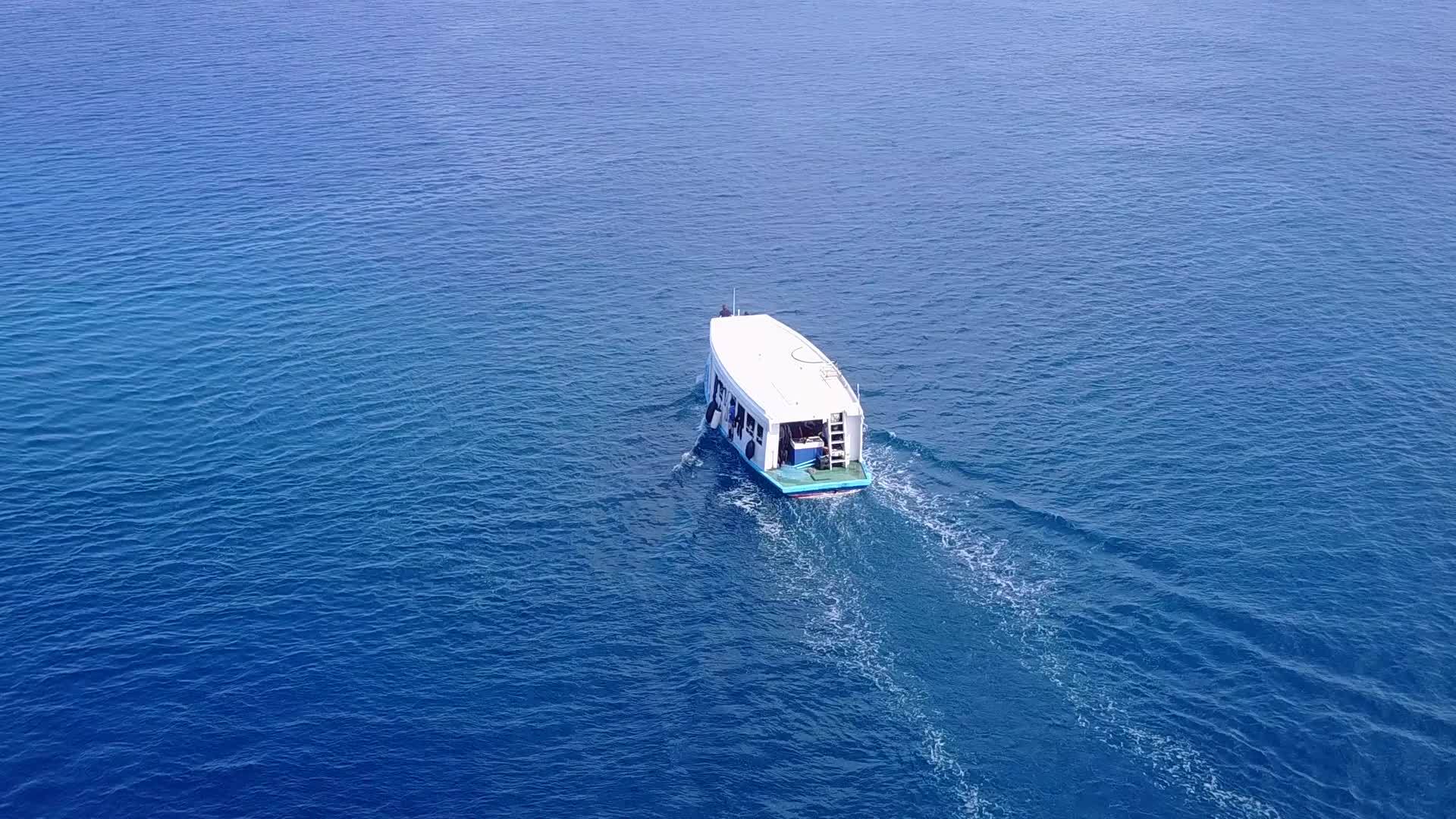 珊瑚礁附近的海滩航行采用蓝水和白色沙尘背景视频的预览图