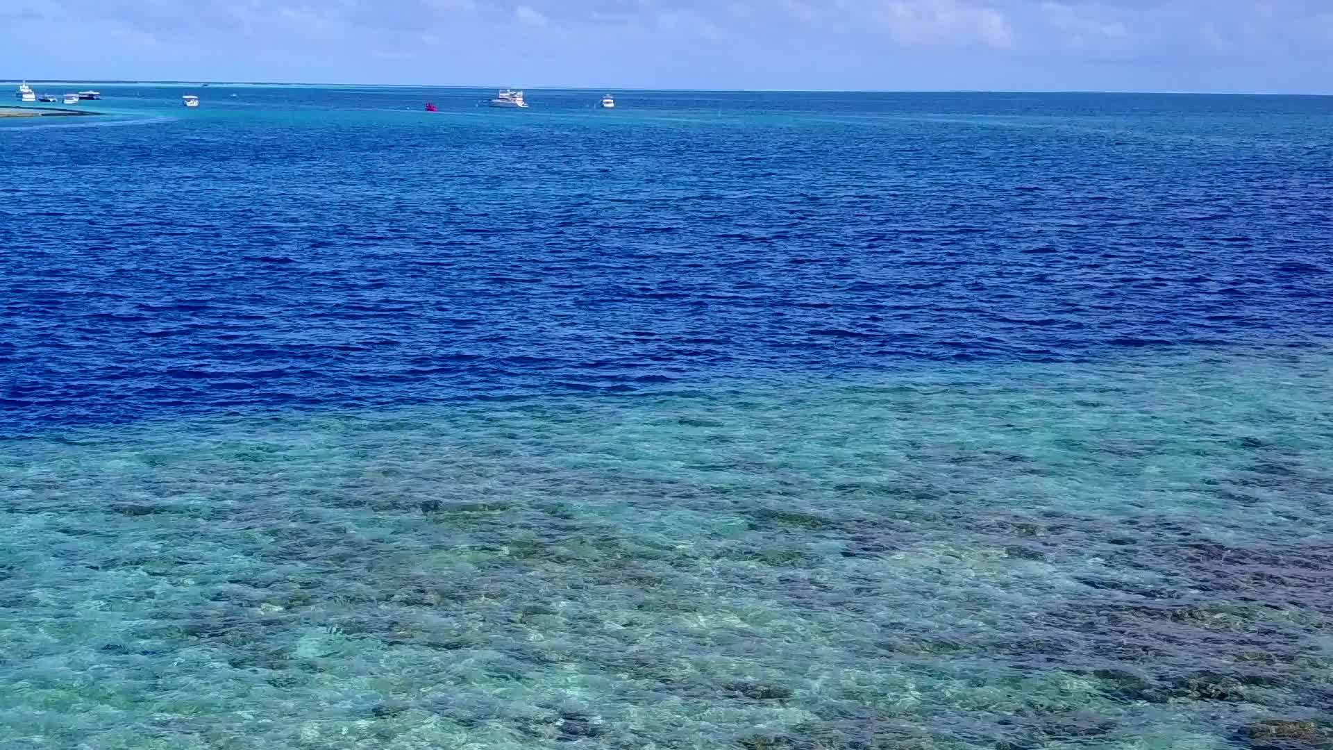 蓝色海洋和热带岛屿海滩旅游空间旅游视频的预览图