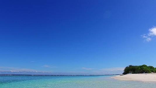 美丽的旅游海滩度假空间图纸在阳光下有白色的沙滩视频的预览图
