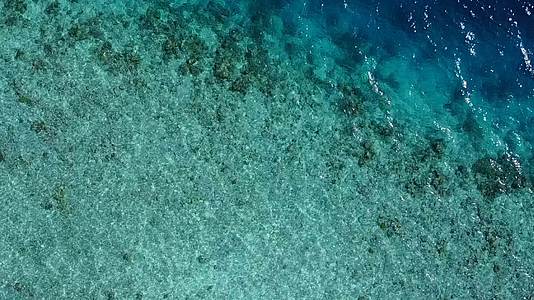 以白沙为背景的蓝海豪华岛屿海滩在度假村附近浪漫航行视频的预览图