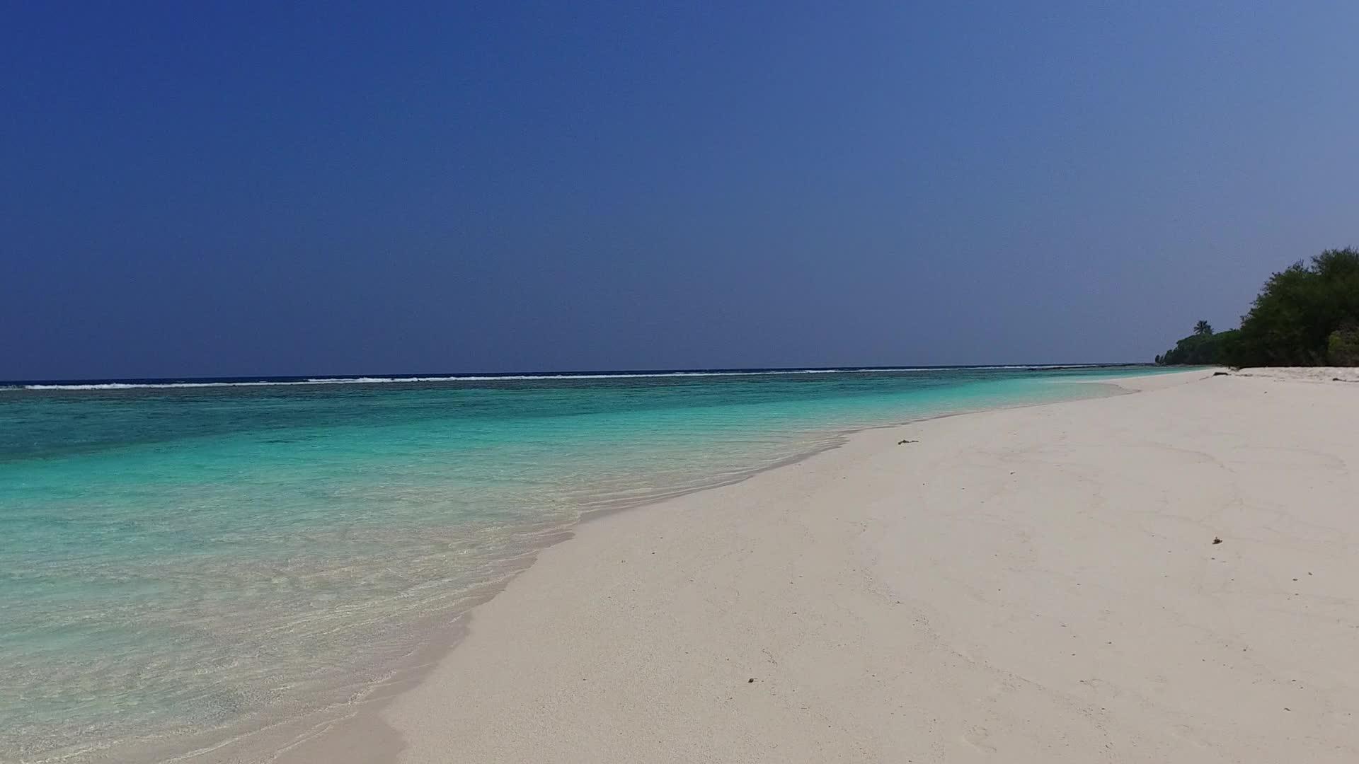 豪华环礁湖利用透明的海面和阳光下的白色沙滩背景视频的预览图