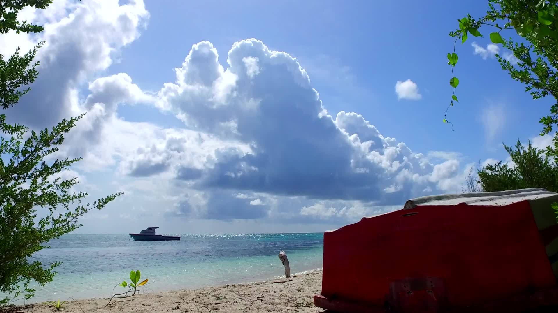 在蓝海和白沙的背景下在珊瑚礁附近放松海景海滩度假视频的预览图