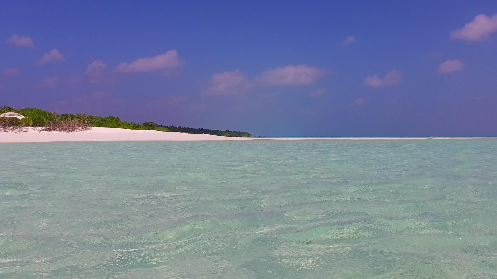 沙洲附近的透明水和白沙海滩度假阳光风光视频的预览图