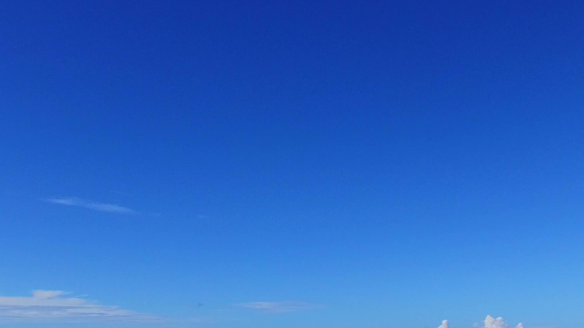 棕榈树附近的蓝色海洋和白色海滩背景凉爽而安静海滩上的海滩断裂了视频的预览图