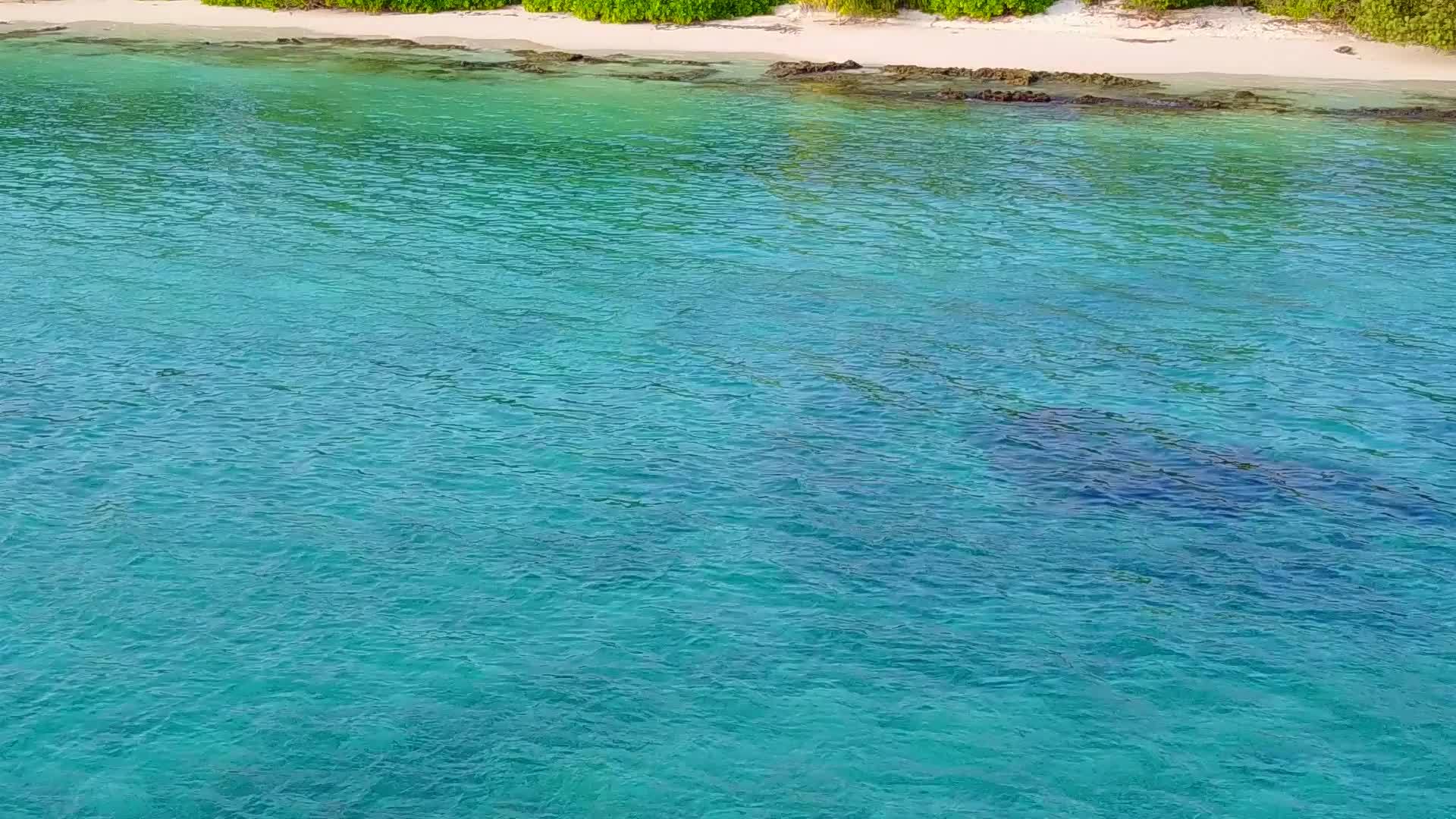 海洋度假村海滩冒险夏季天空蓝绿色的海洋和沙洲视频的预览图