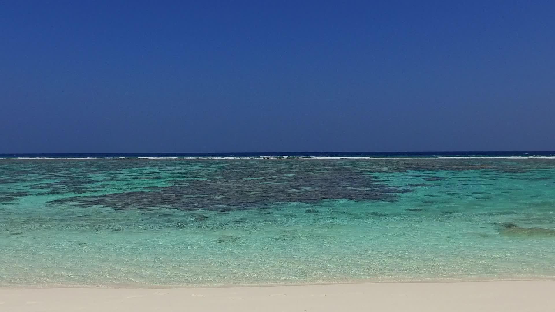 白沙背景下的蓝绿色海洋休闲度假海滩度假开放景观视频的预览图