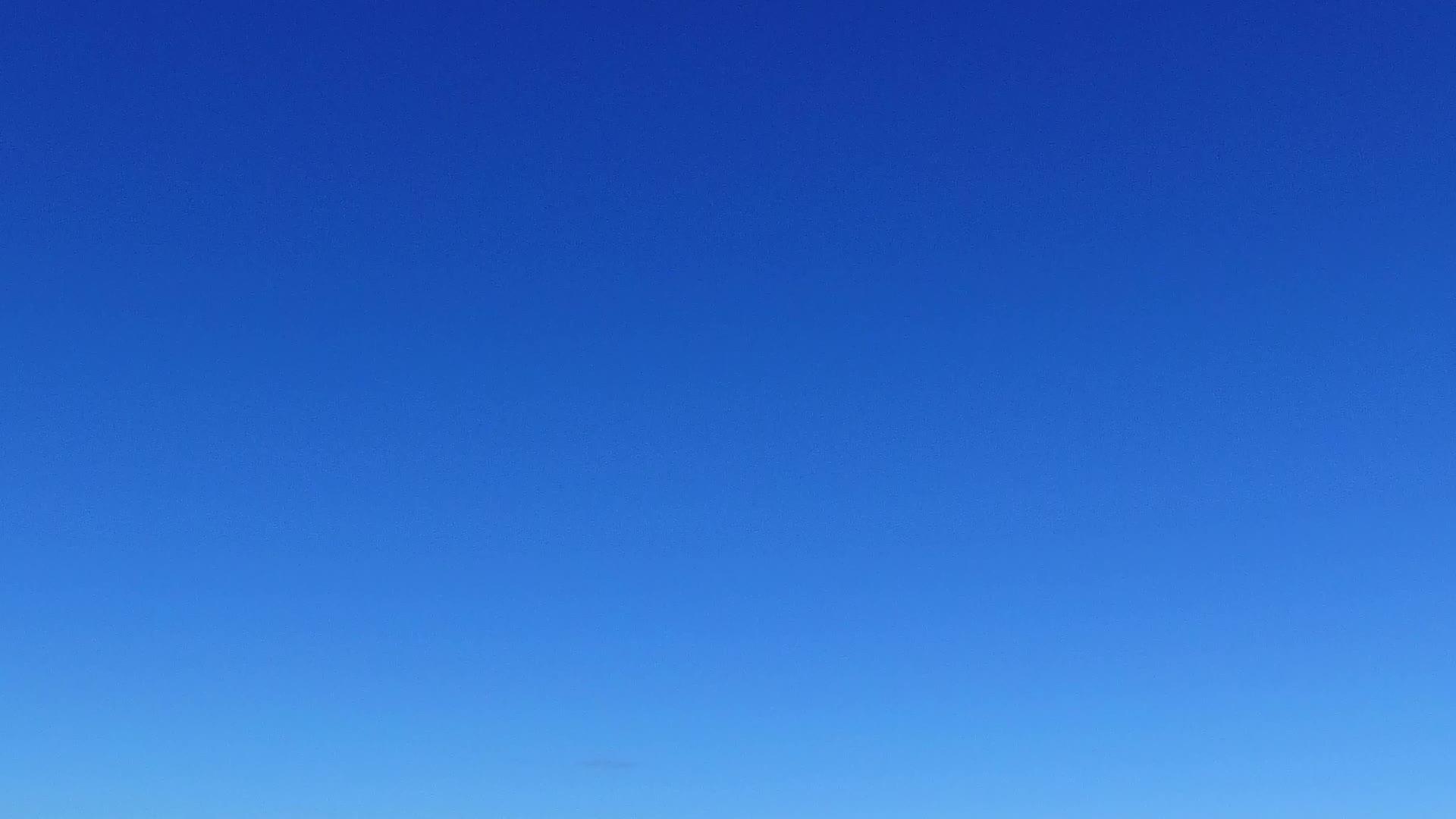 蓝绿水白沙背景复制了沙洲附近宁静海滩的太空之旅视频的预览图