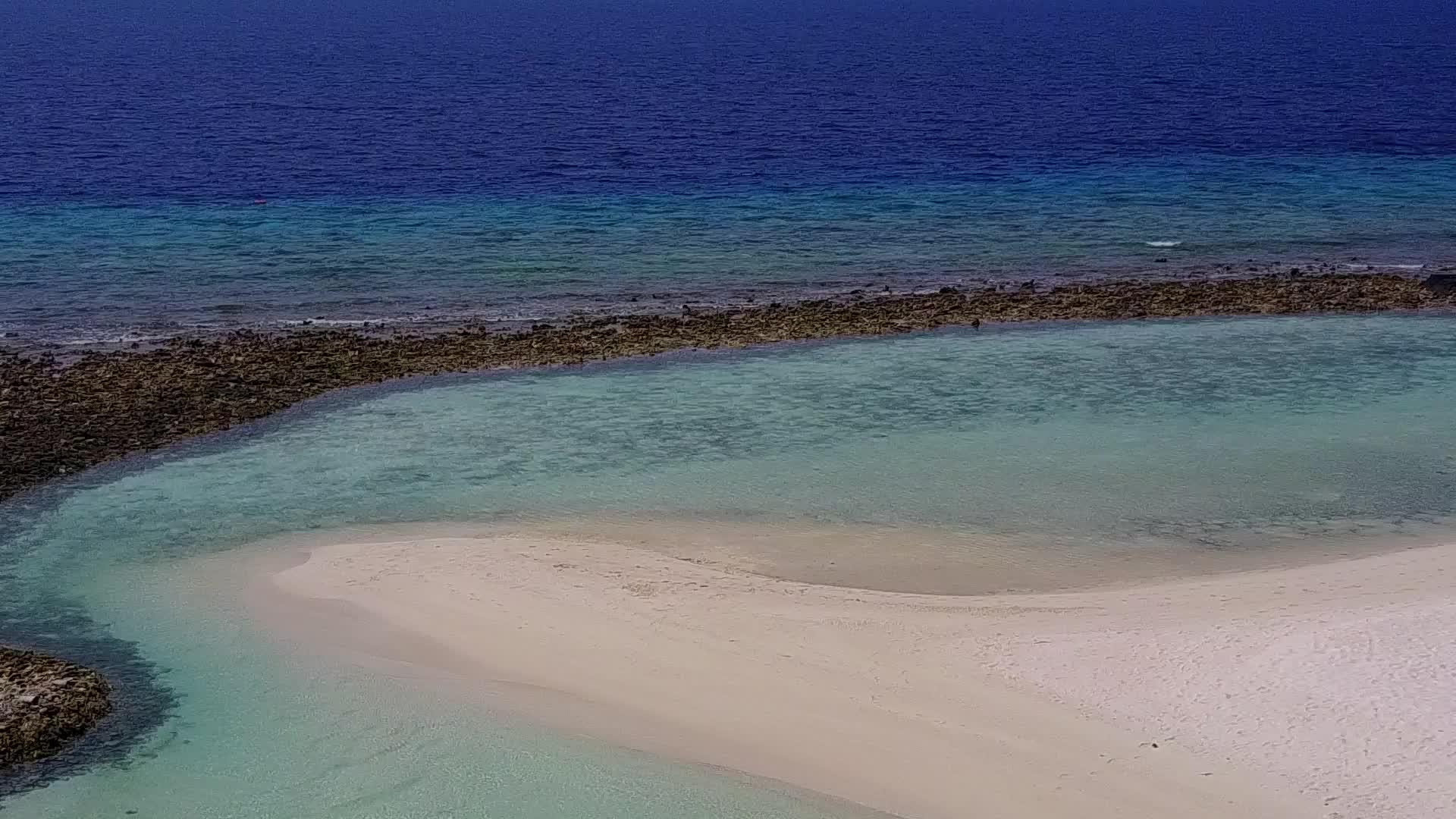 浅礁湖在海滩附近有白色沙滩背景的浅礁环礁上航行视频的预览图