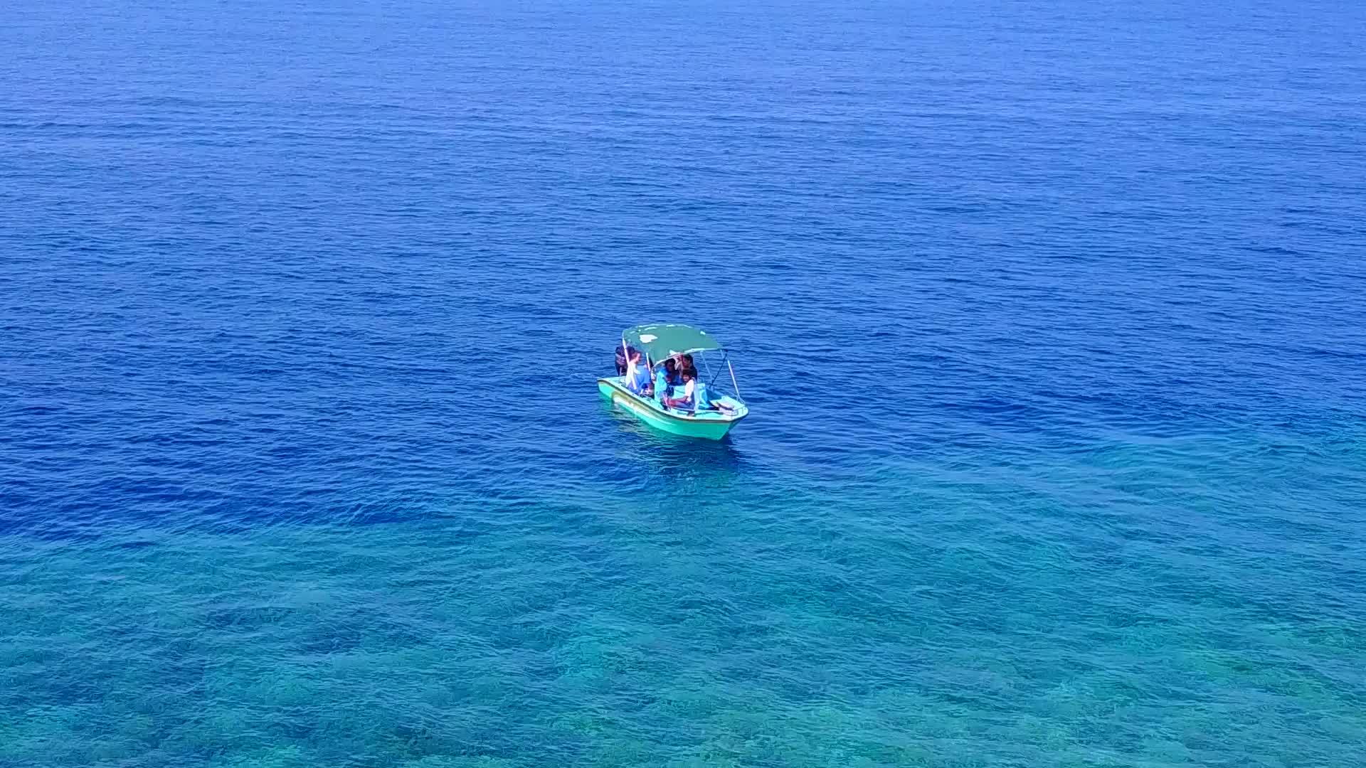 蓝绿色的大海靠近波浪的白色沙滩背景近距离欣赏异国海岸视频的预览图