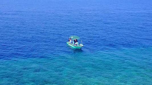 蓝绿色的大海靠近波浪的白色沙滩背景近距离欣赏异国海岸视频的预览图