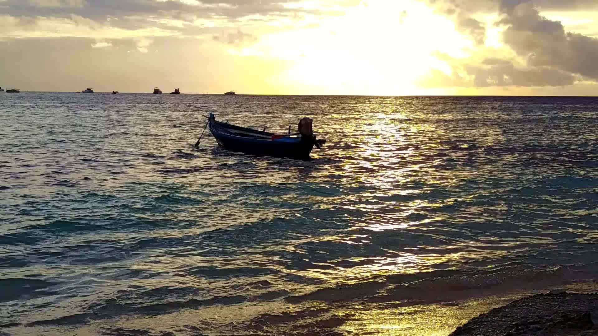 阳光明媚的海洋旅游海滩旅游由海滩附近的白沙背景视频的预览图