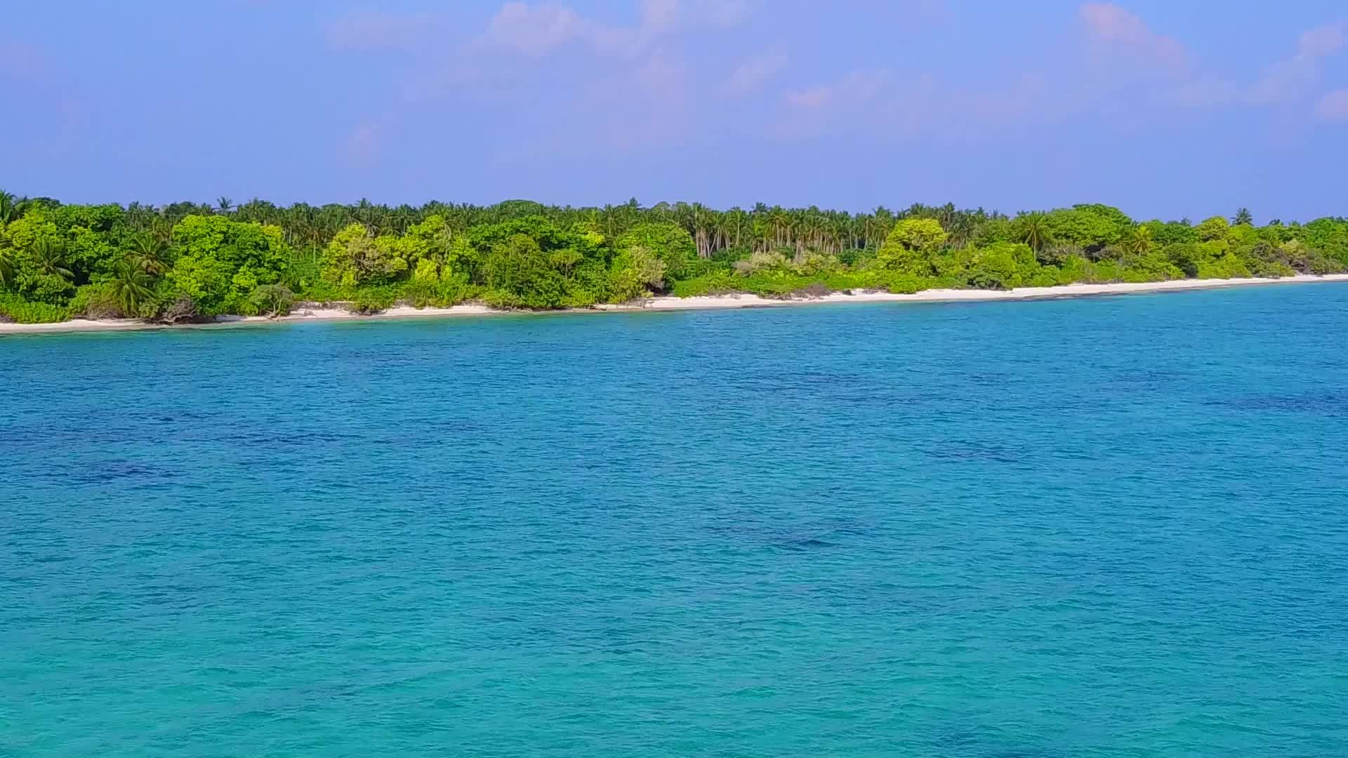 蓝海放松海景海滩冒险特写靠近冲浪的白色沙滩背景视频的预览图