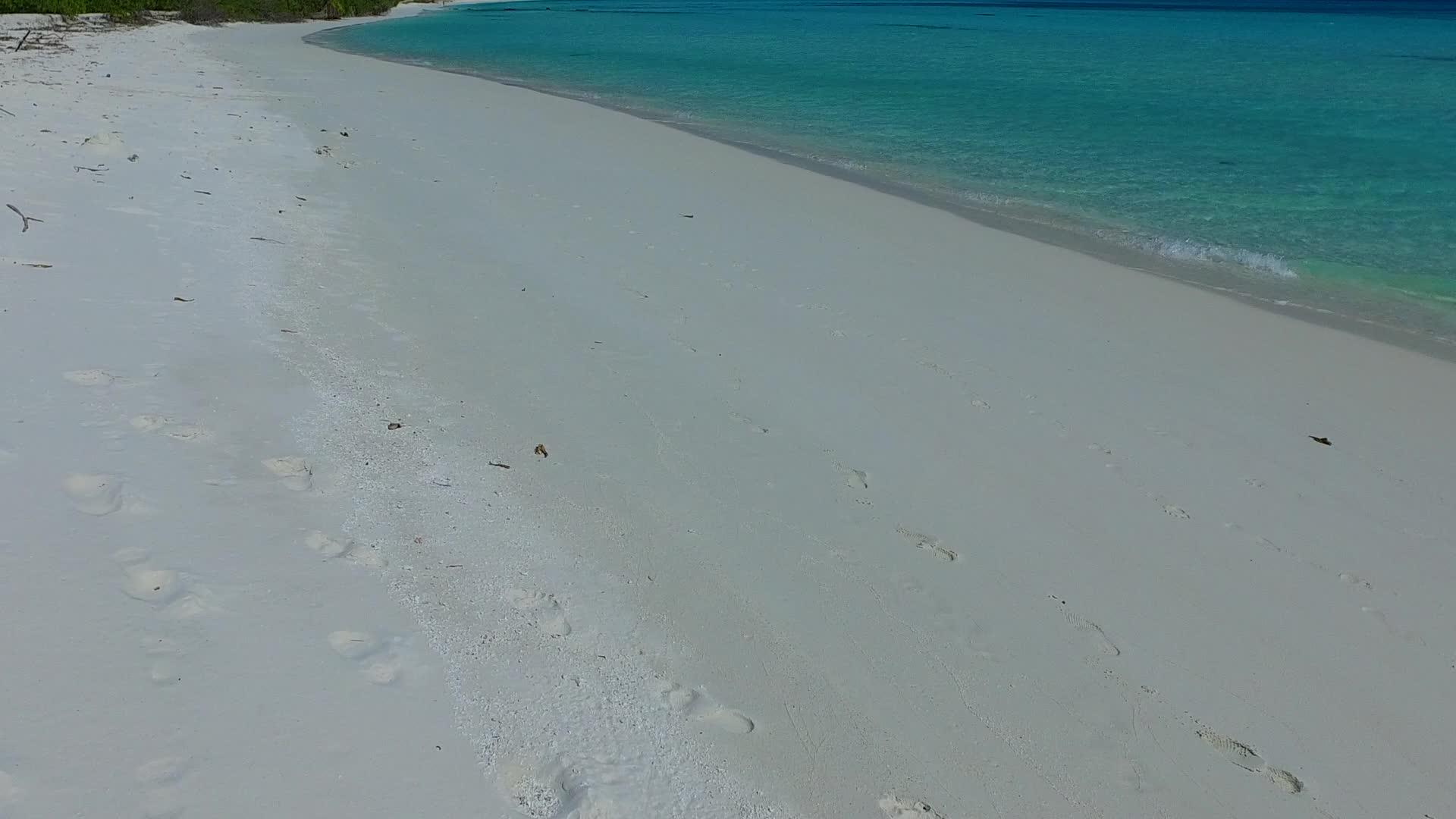 在蓝海和沙巴附近清洁海滩的背景下过着豪华的海滩生活方式视频的预览图