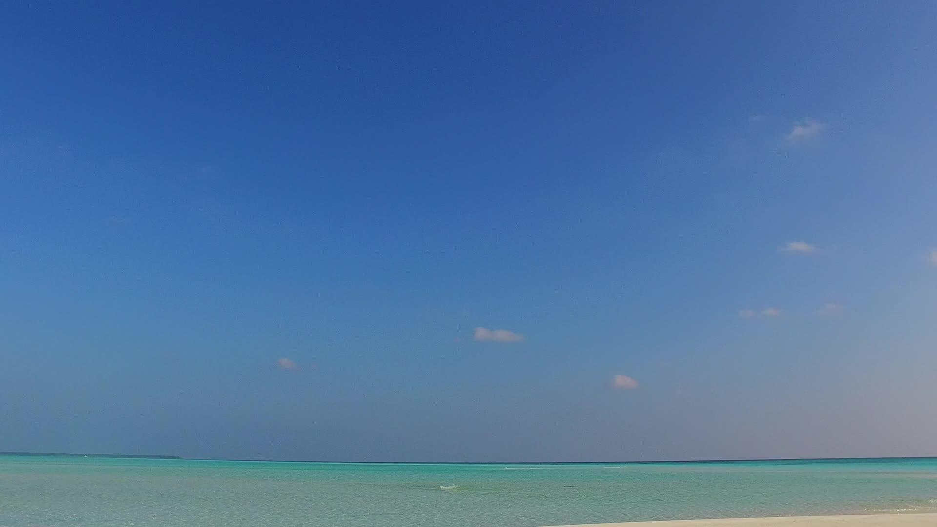 清水出海海滩由透明水和近冲浪的白色沙视频的预览图