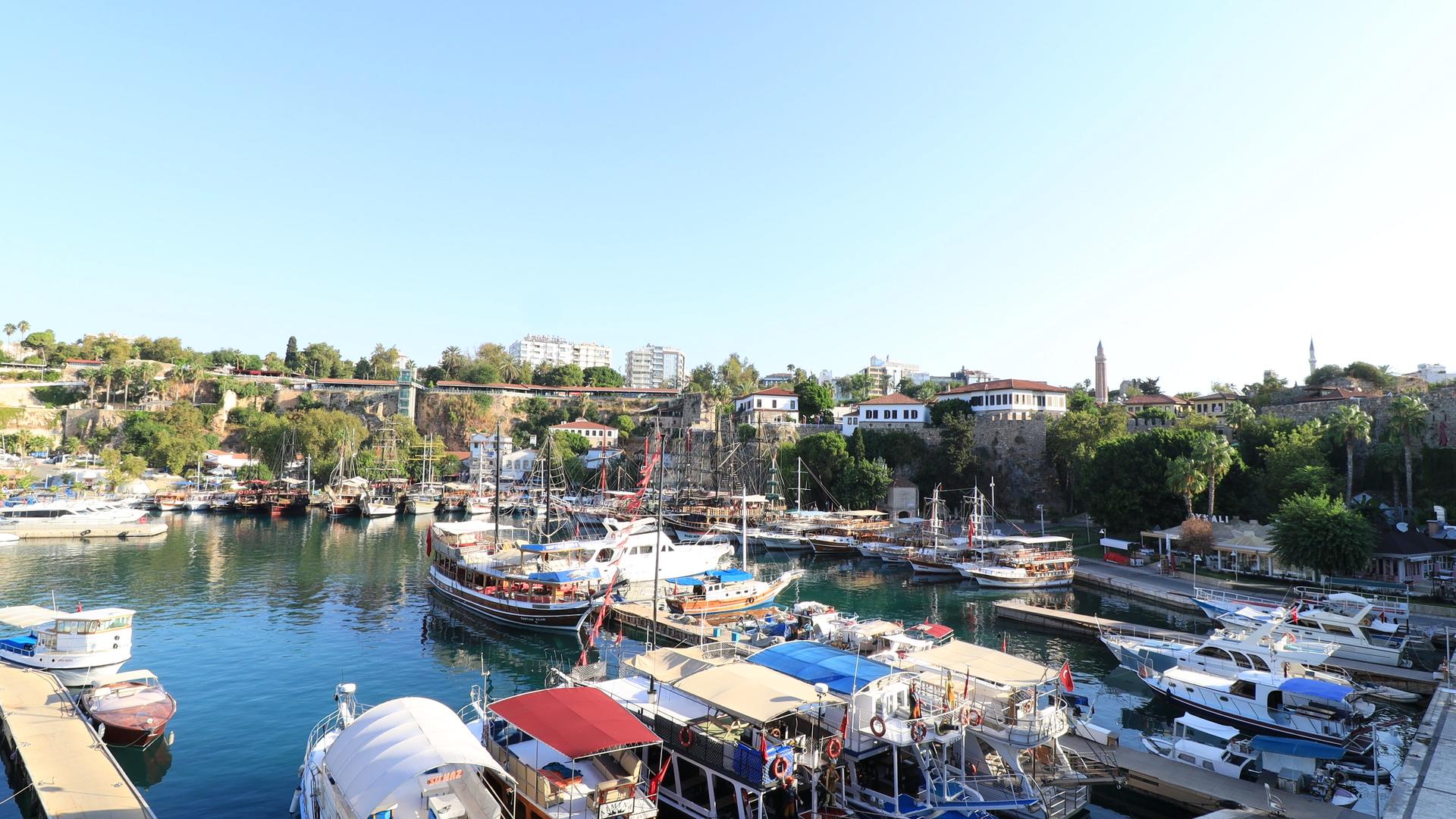 土耳其南部著名旅游城市安塔利亚老城港口视频的预览图