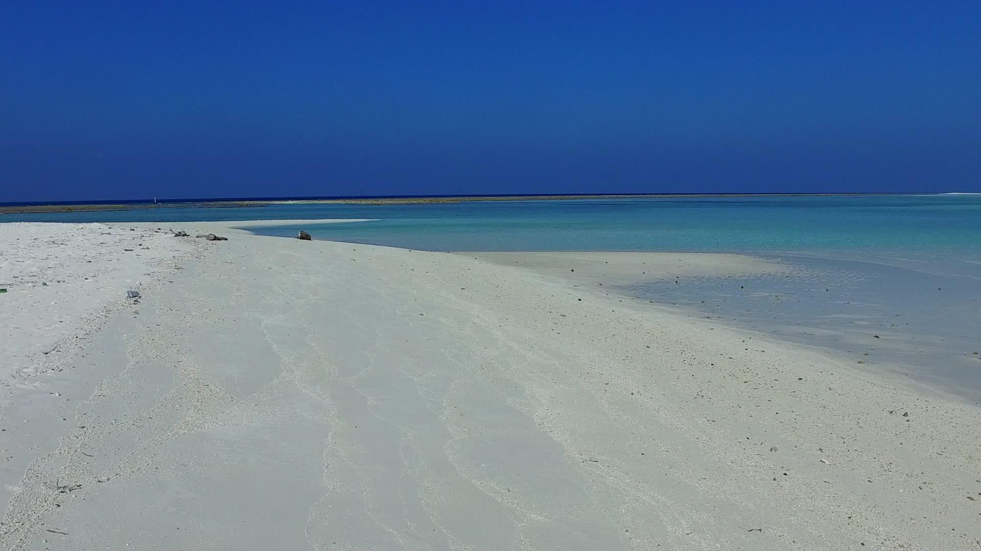 美丽的岛屿海滩的自然性质沿着蓝海旅行在棕榈树附近有浅沙视频的预览图