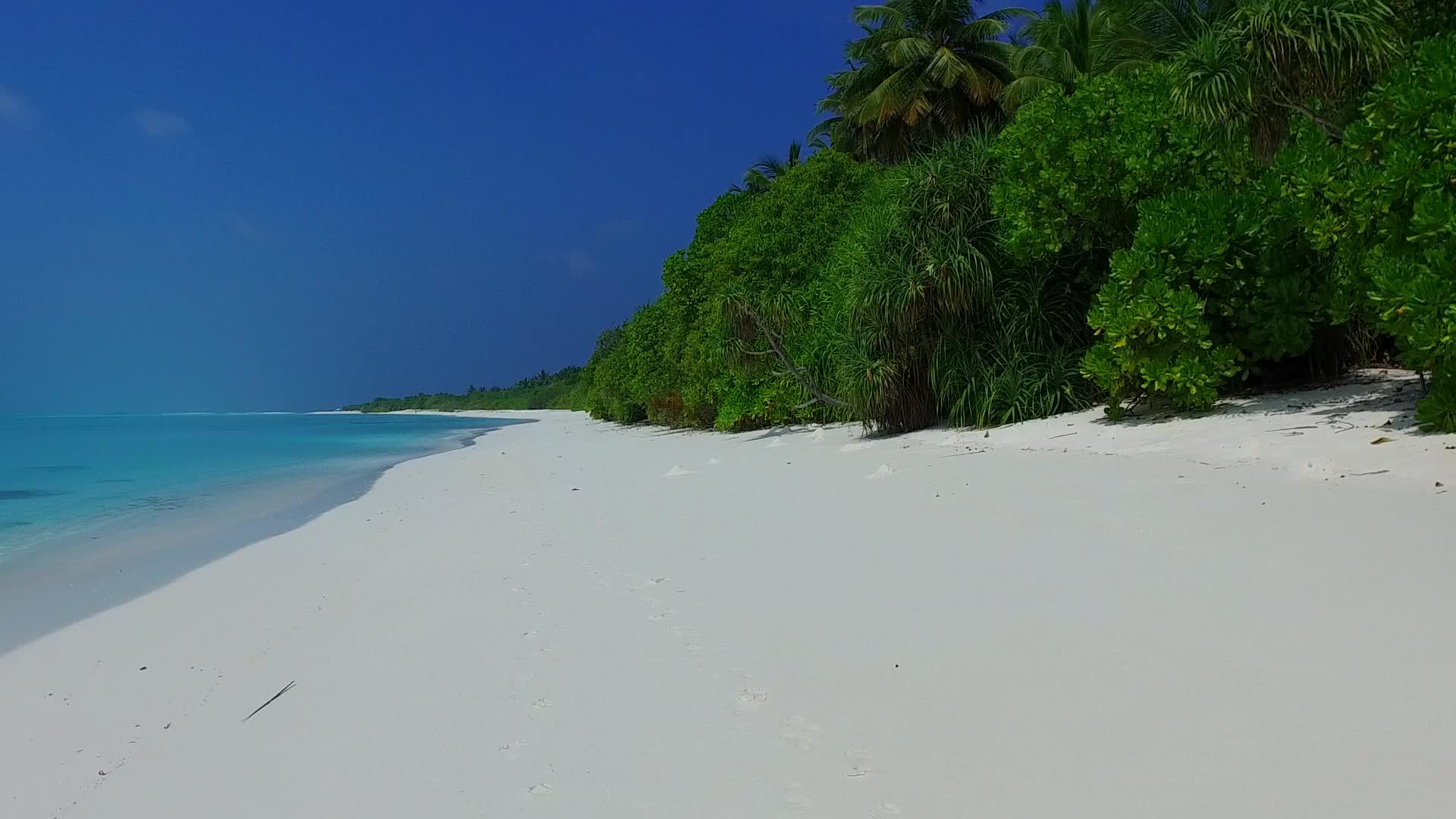复制海洋度假村海滩度假的全景蓝海和波浪附近的白沙视频的预览图