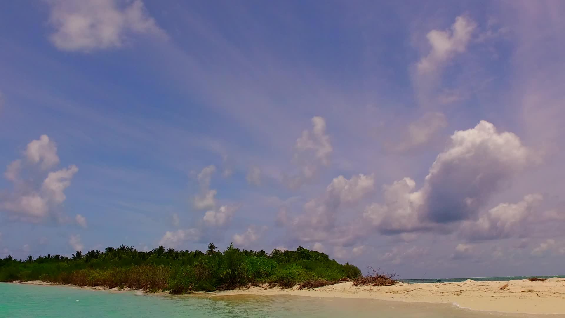 透明环礁湖和日落前明亮的海滩背景阳光明媚海景宁静视频的预览图