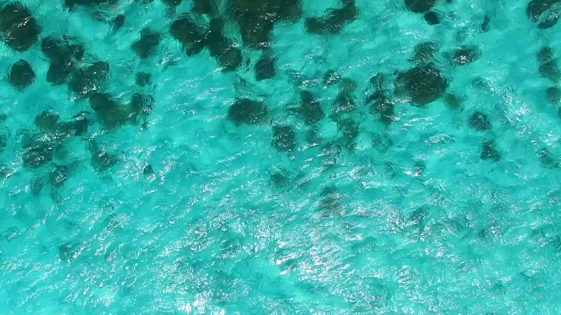奇怪的海岸上画着蓝色的环礁湖和沙巴附近的清洁沙土背景视频的预览图