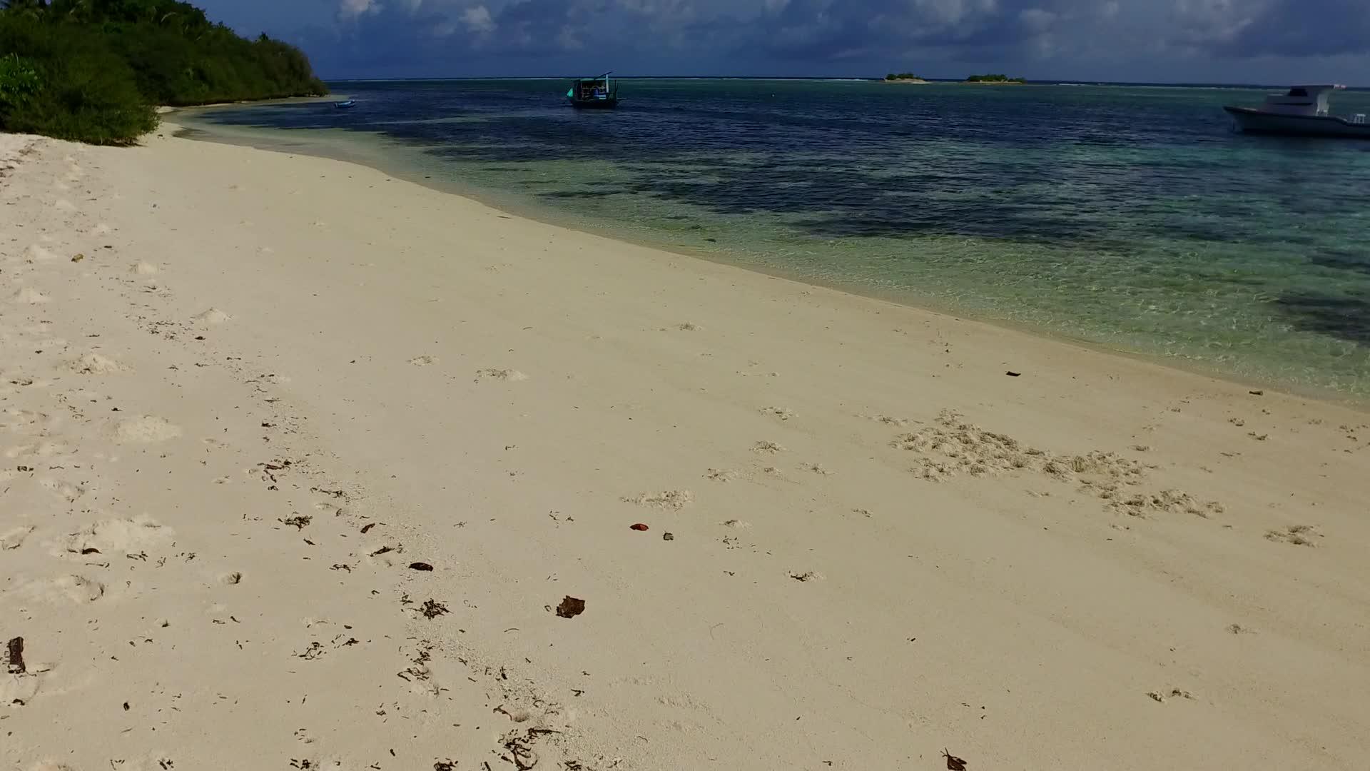阳光明媚的景象是蓝绿色的海洋沙巴附近有白色的沙子背景视频的预览图