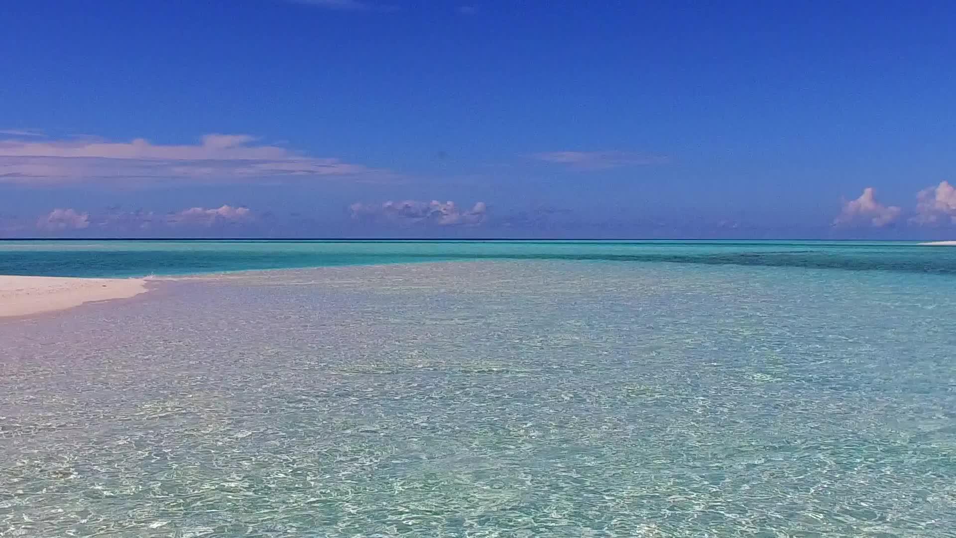 田园诗般的度假胜地海滩度假日天空蓝海白沙背景靠近视频的预览图