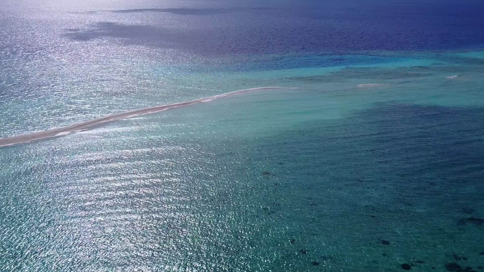 浅环礁湖的海滩生活方式棕榈树附近有白色的沙底背景视频的预览图