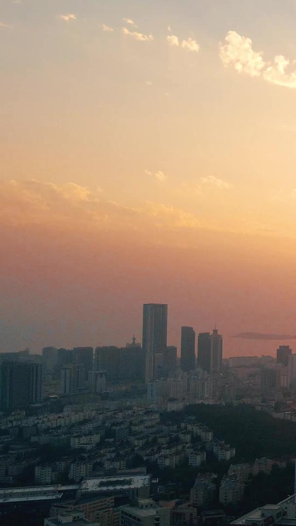 城市落日被航拍夕阳所笼罩视频的预览图