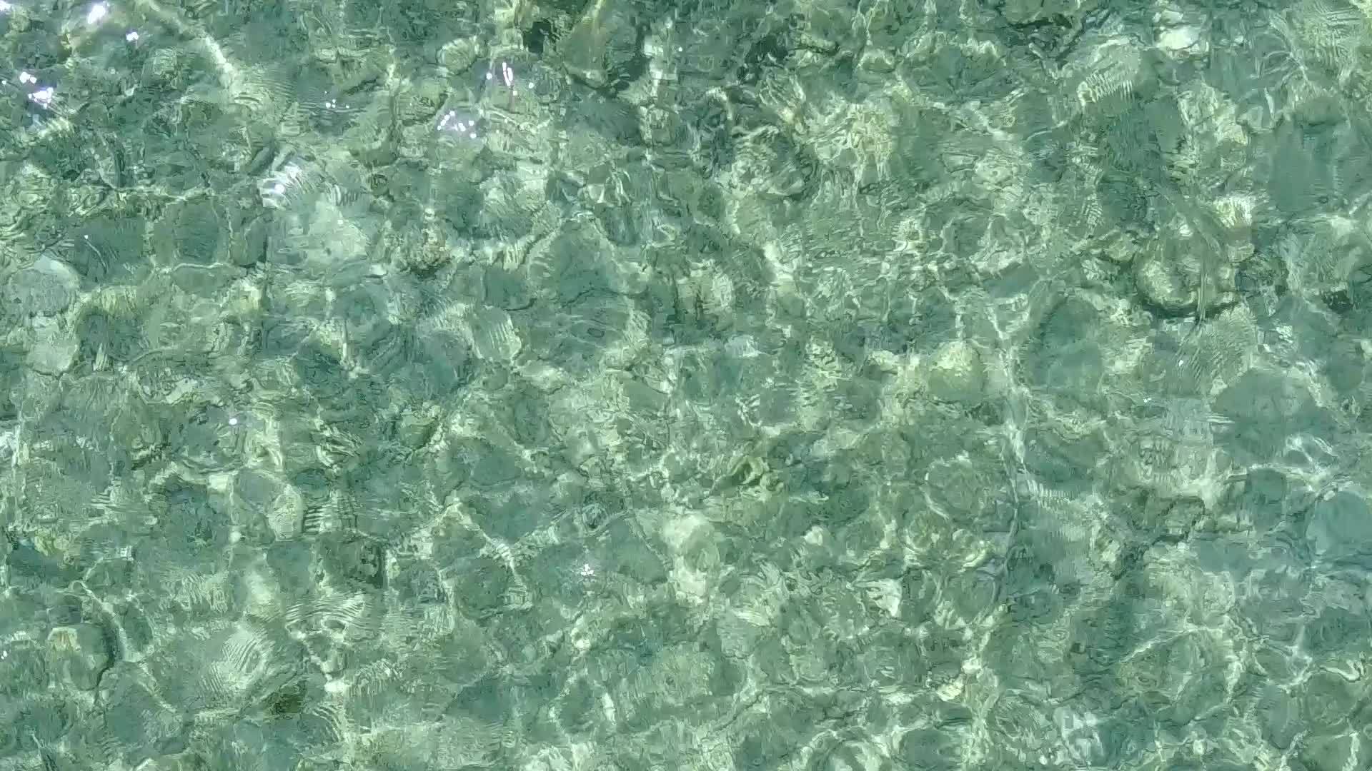 清澈的泻湖和沙洲附近的白色海滩背景完美的度假海滩视频的预览图