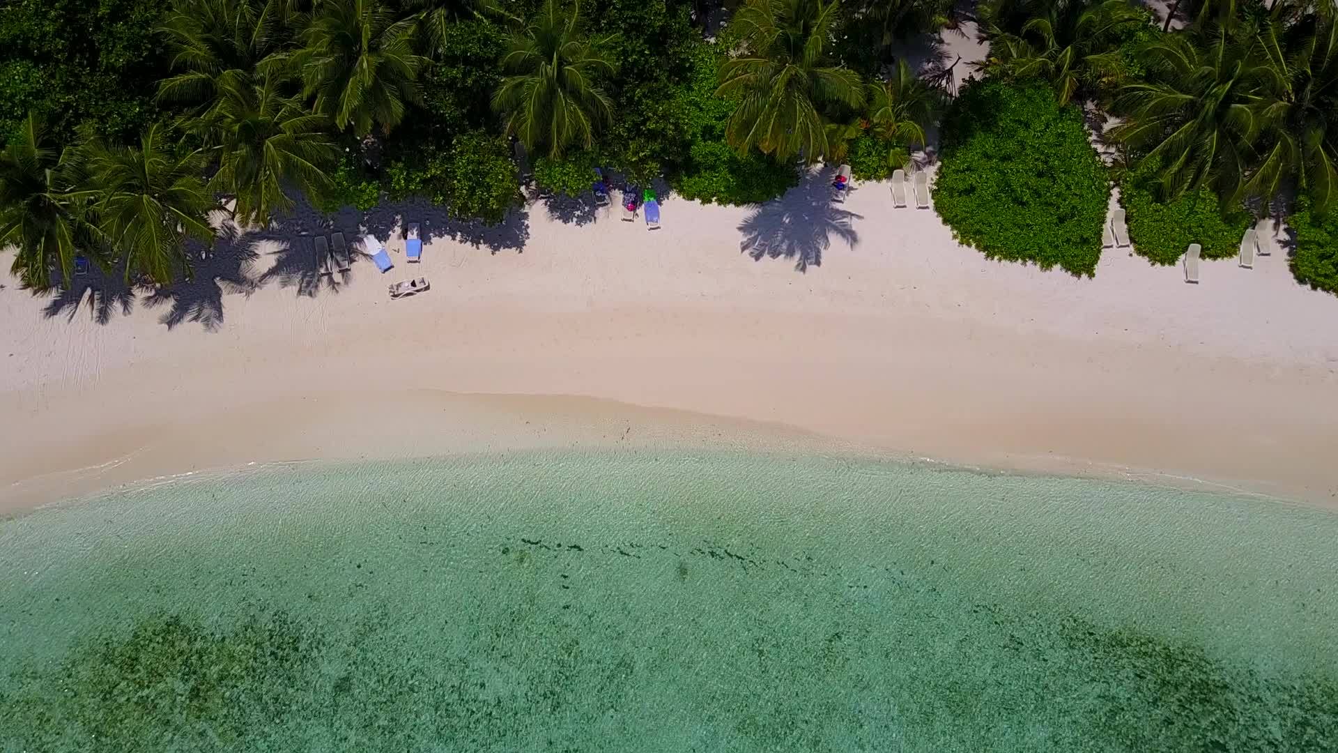 蓝色环礁湖打破了海滩海浪附近有白色的沙子背景视频的预览图