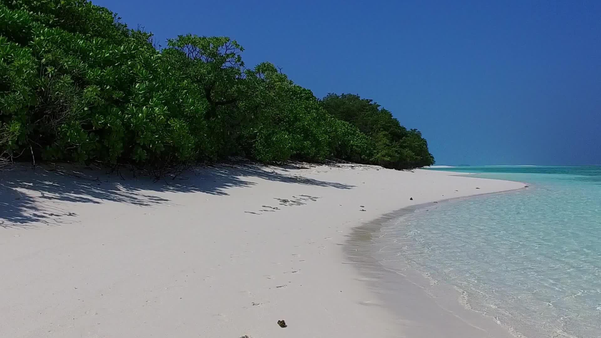海滩假日的夏季结构是水蓝环礁湖和阳光下的白沙视频的预览图