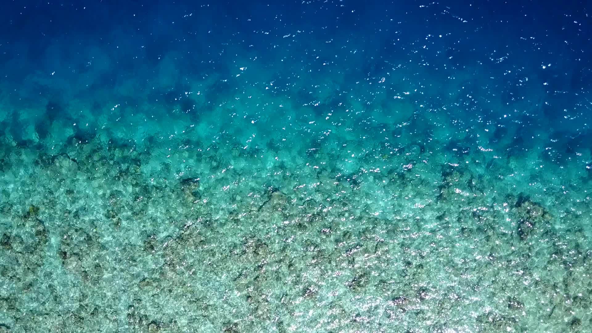 日落前的蓝绿水和白沙背景的蓝绿水阳光明媚的海洋视频的预览图