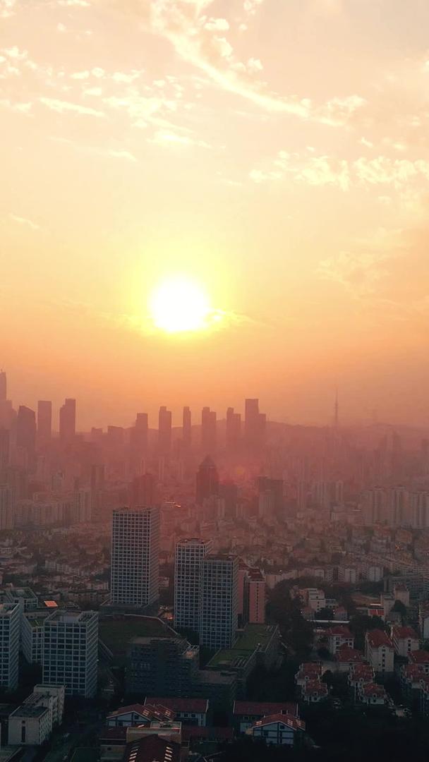 城市落日被航拍夕阳所笼罩视频的预览图