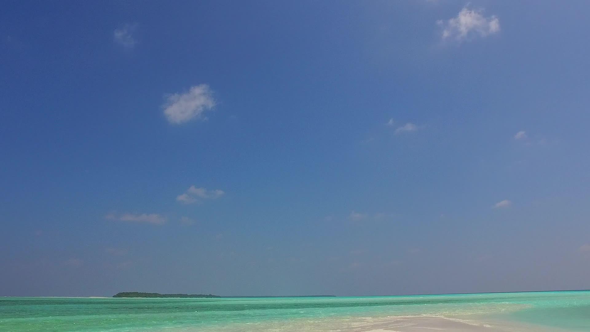 蓝色环礁湖在海浪附近有一个白色的蓝色环礁有白色的沙子背景并复制它视频的预览图