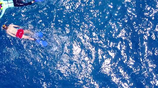 海浪附近的水蓝色环礁湖被白色沙子的背景清空了视频的预览图