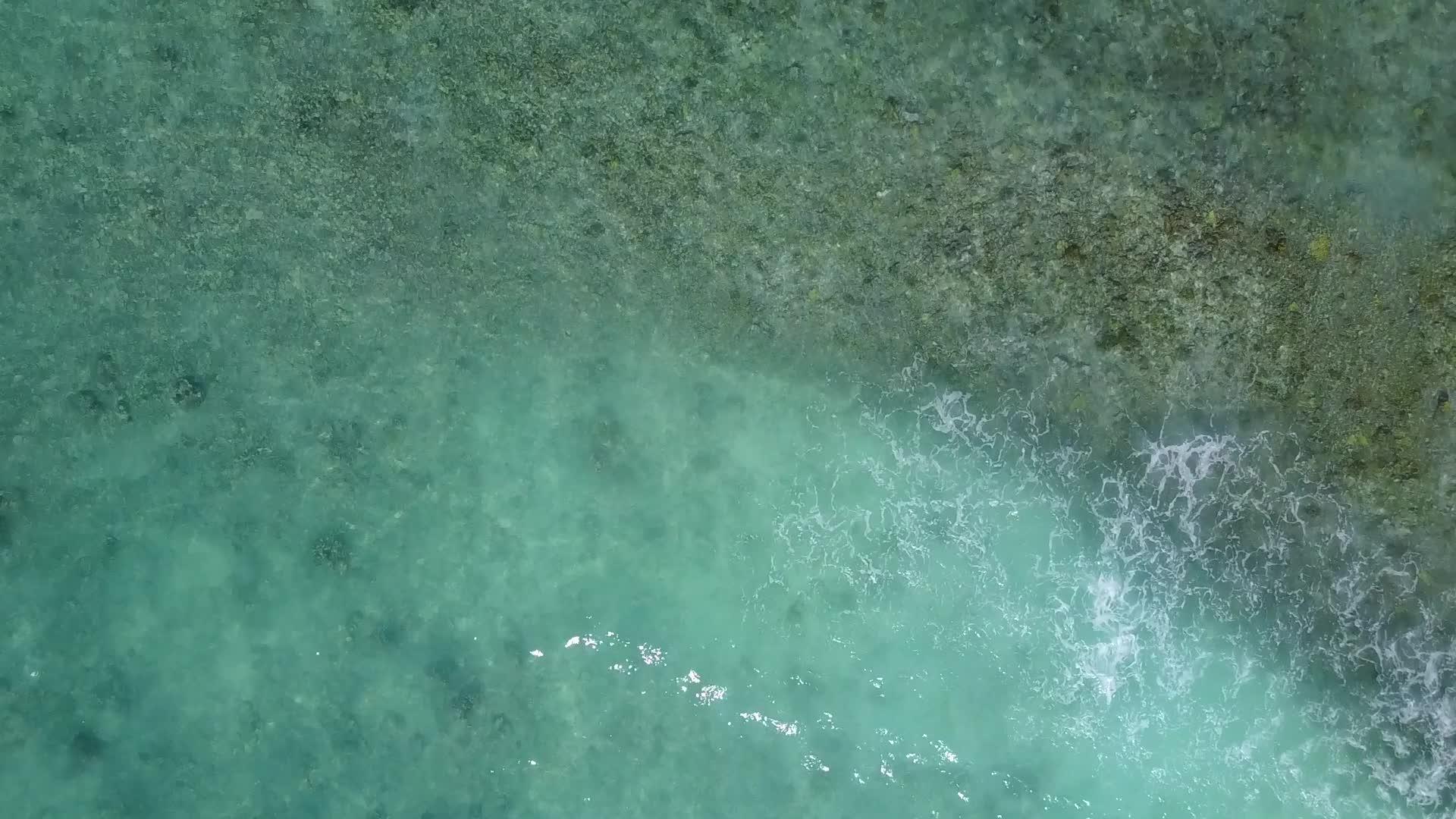 蓝环礁在阳光下航行白色沙底蓝棕色浅滩视频的预览图