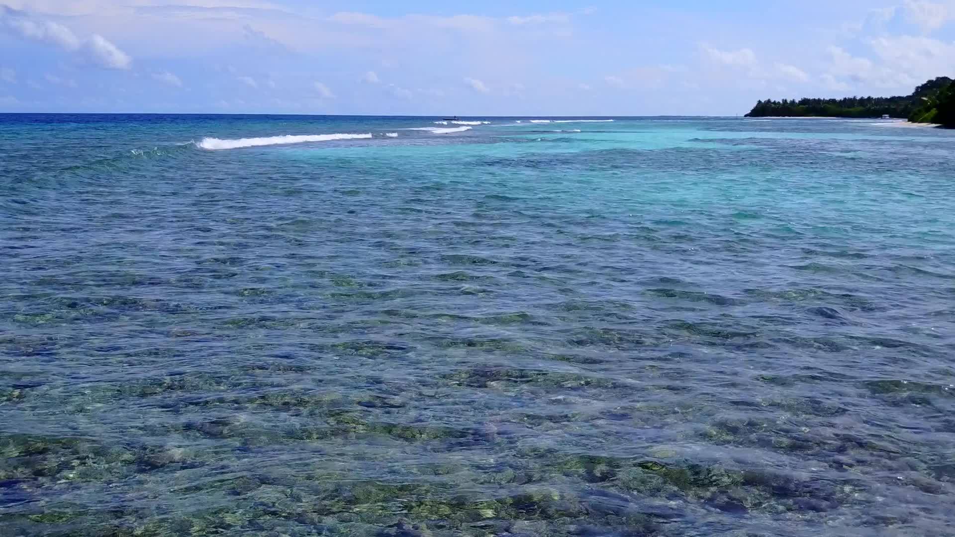 美丽的岛屿海滩度假温暖的风景日出后的浅水和白色海滩背景视频的预览图