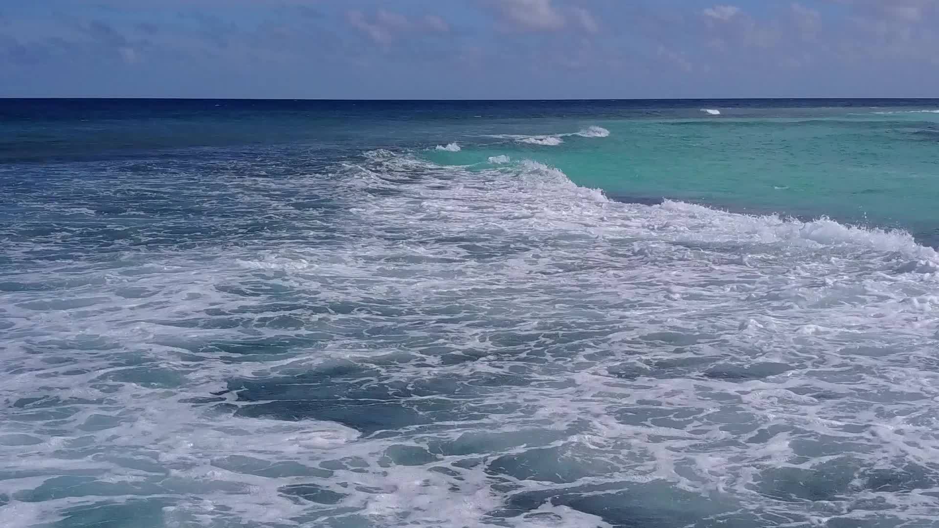 度假村附近有一片清澈的海洋背景为白沙享受豪华度假村的海滩生活视频的预览图