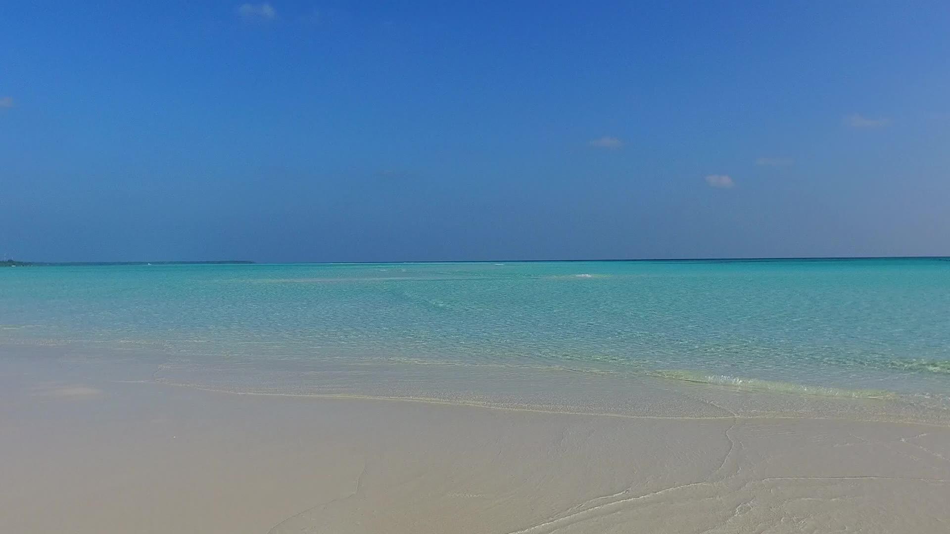 天堂湾海滩之旅利用浅水和阳光下白沙背景的浅水进行视频的预览图