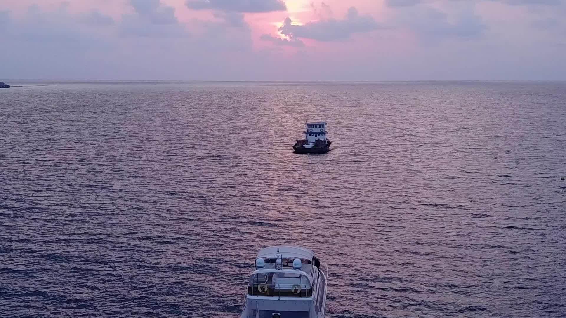 复制日出后的水蓝色海洋和白色海滩背景视频的预览图