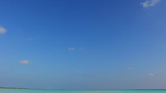 阳光明媚的天堂海滨海滩沿着蓝海航行当你冲浪时有白沙视频的预览图