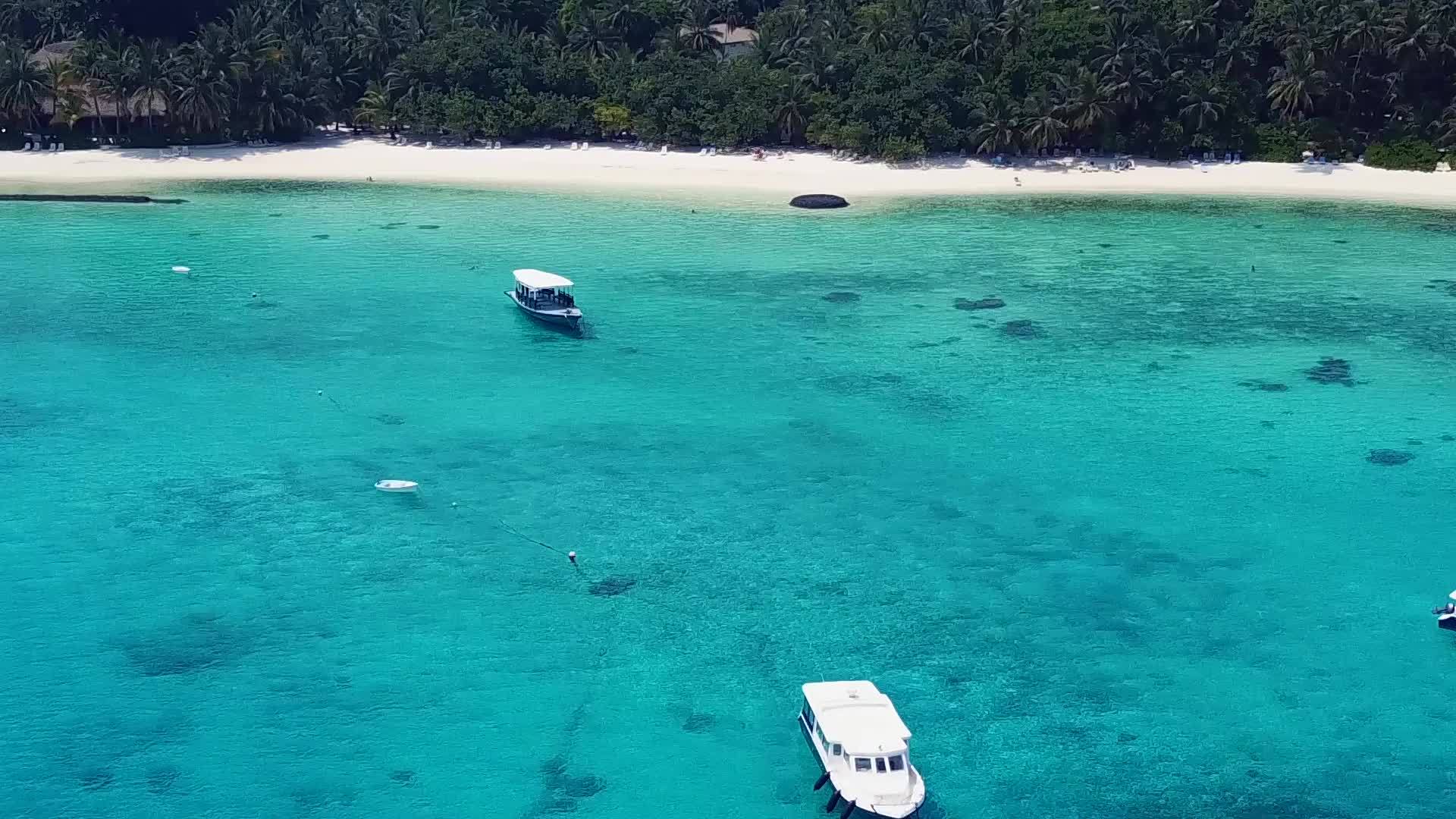 夏季出游海洋环礁湖海滩度假胜地浅沙背景视频的预览图