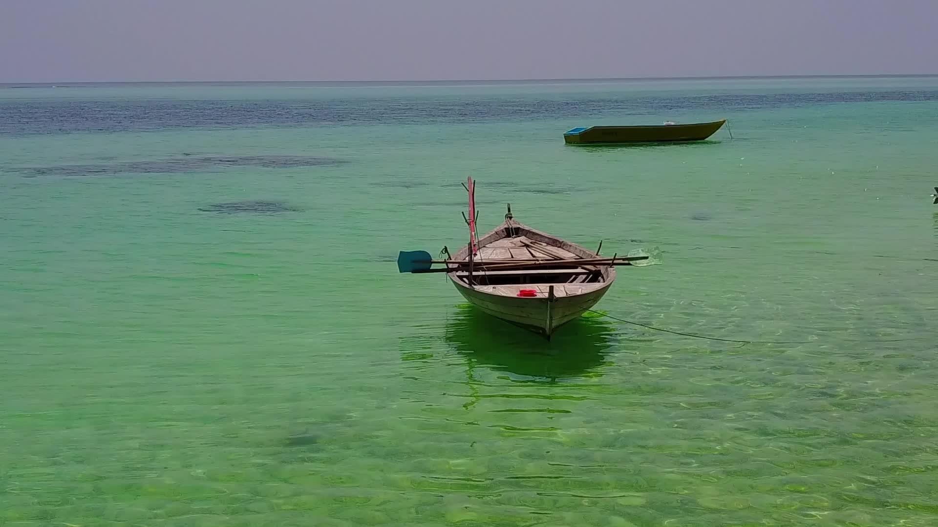 绿松石海和沙洲附近的白色海滩背景视频的预览图