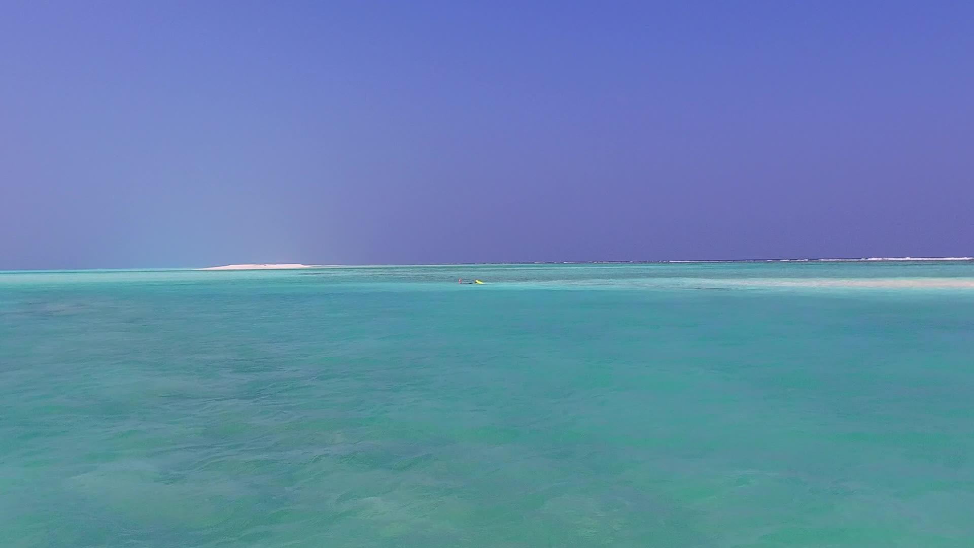 美丽的海滩度假透明的海洋和沙洲附近的白沙温暖的海滩度假视频的预览图