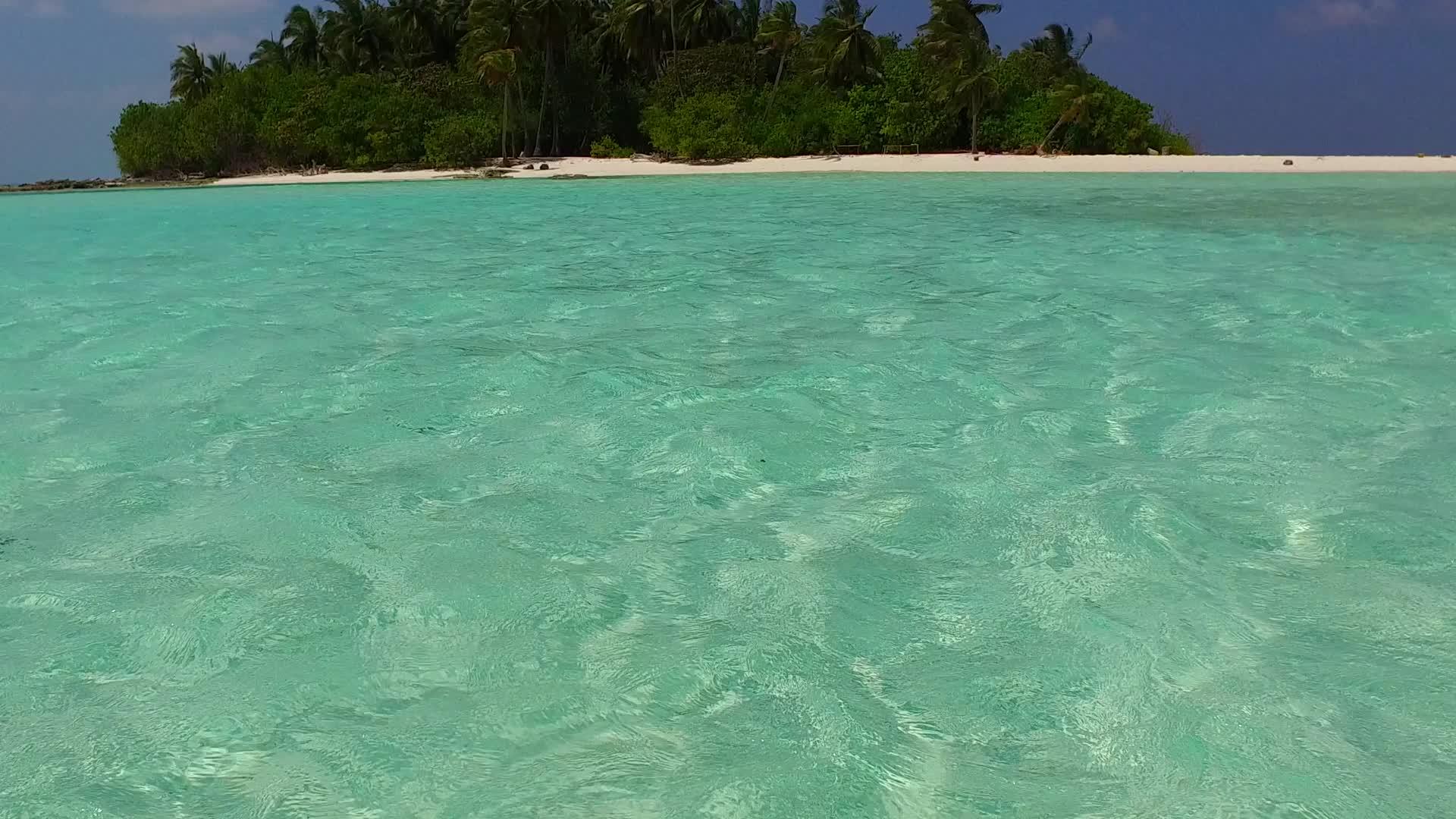 以蓝海为例海滩附近有一个白色沙滩背景的蓝色海滩生活方式视频的预览图