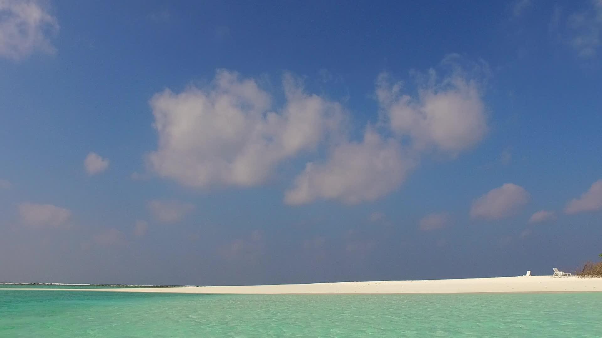 以蓝色环礁湖和日落前白色沙滩的背景为例接近天堂海滩海滩海滩视频的预览图