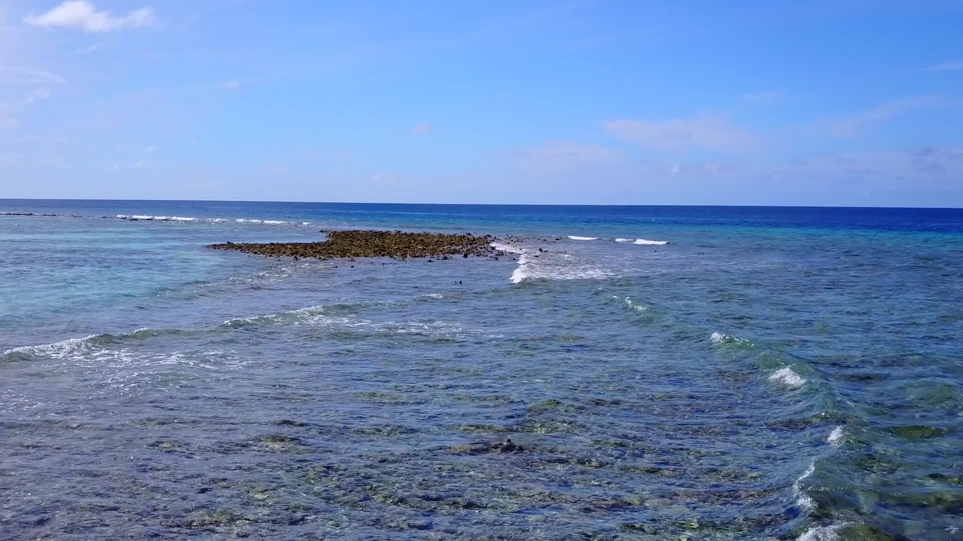 蓝色的绿色海洋和接近冲浪的白色海滩背景是晴朗的天堂视频的预览图