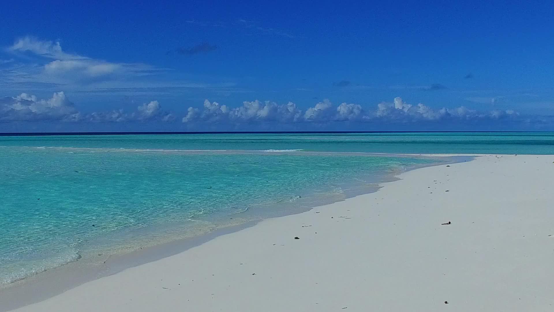 阳光明媚的海滩之旅海面附近有一片清澈的海洋视频的预览图