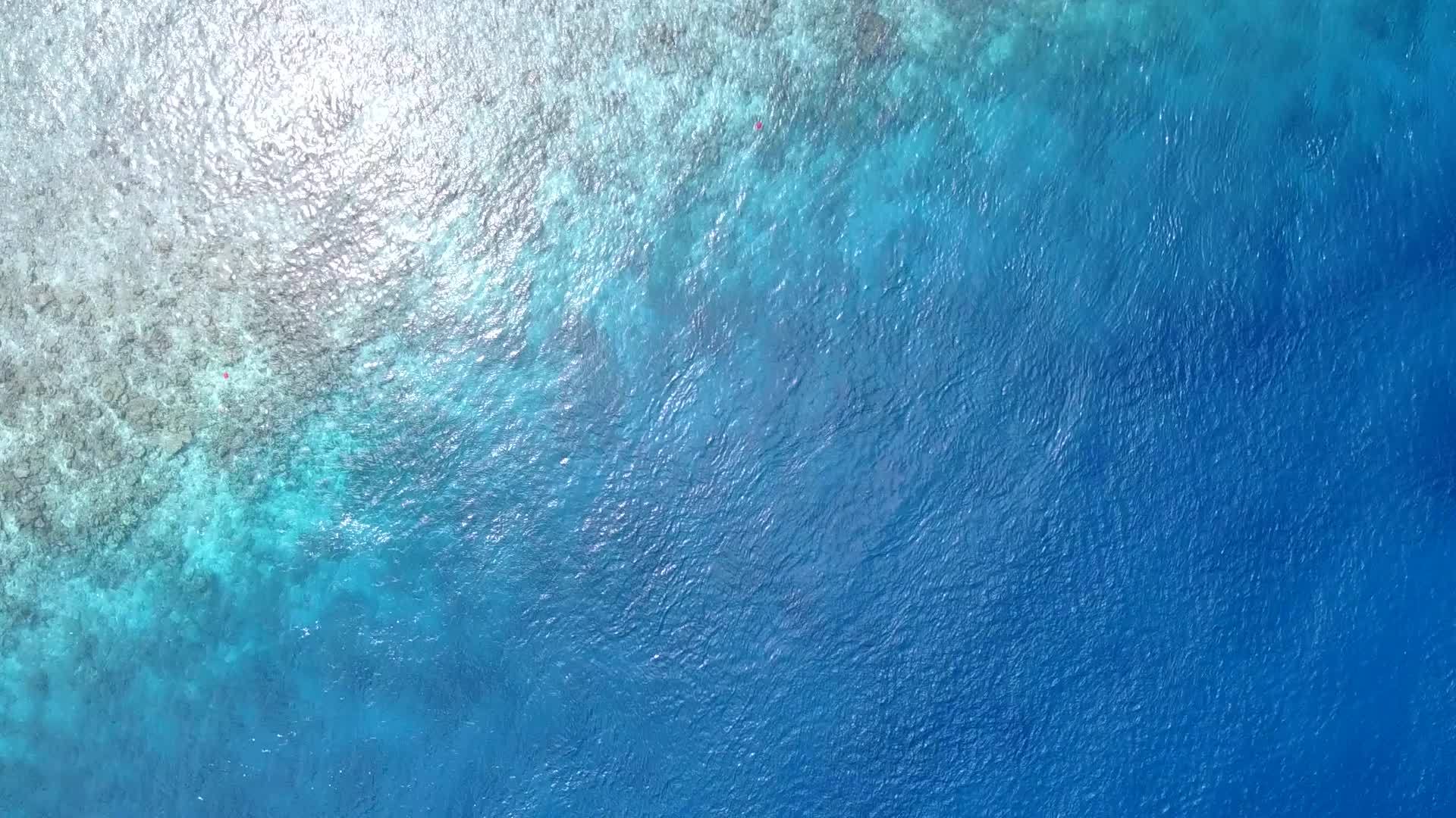 海洋海岸海滩度假的蓝色海洋和接近冲浪的白色沙沙背景视频的预览图